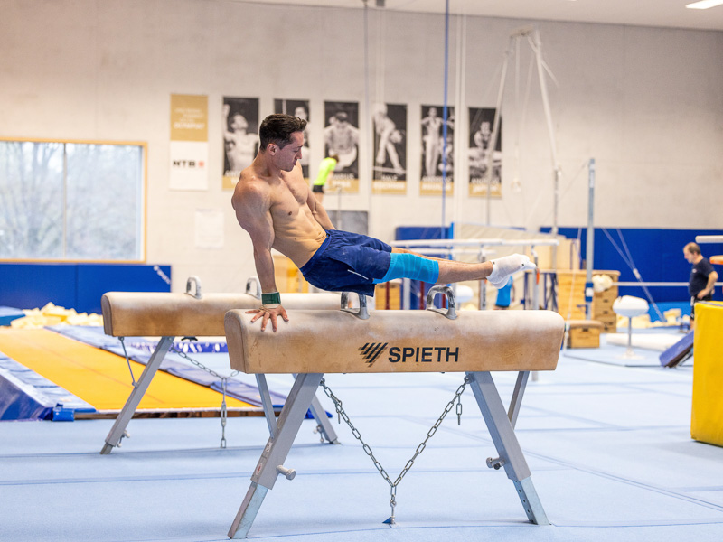 Andreas Toba beim Turnen in einer Sporthalleauf dem Pferd und trägt eine Bauerfeind Sports Bandage