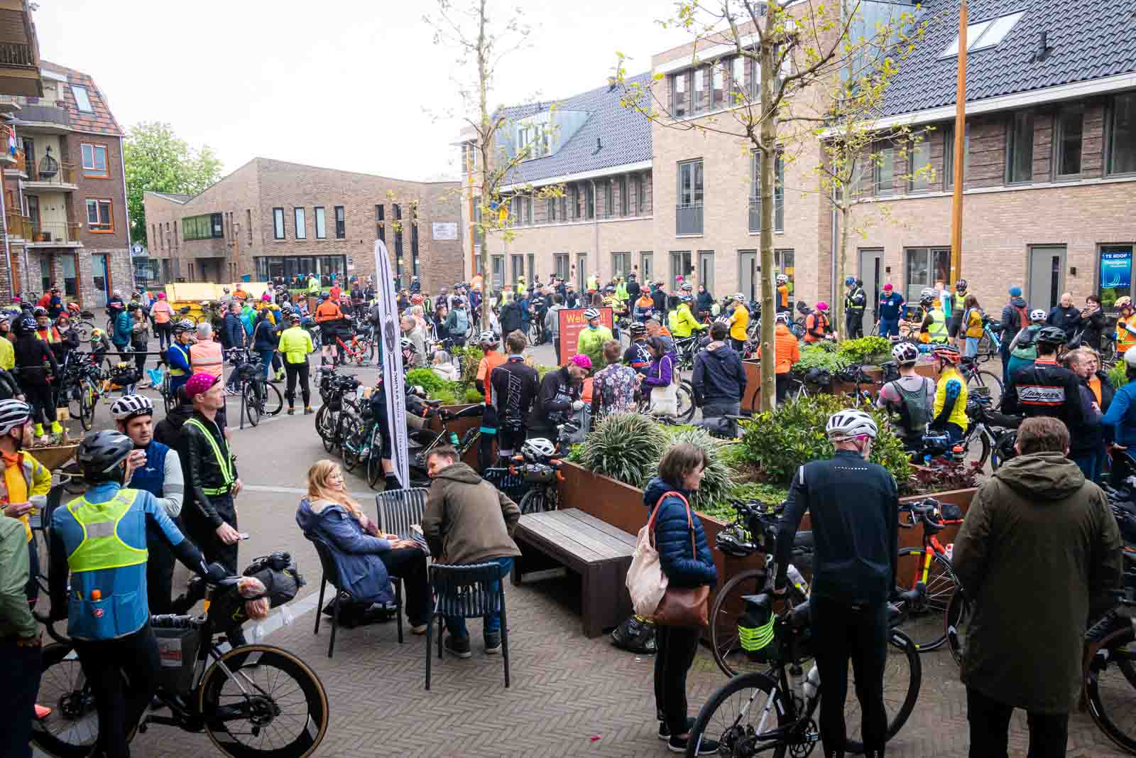 Viele verschiedene Radfahrer stehen im Startbereich des Ultra-Cycling Events Race around the Netherlands