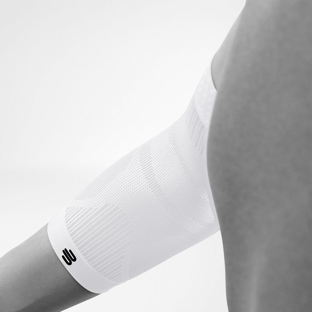 Detailansicht des weißen Sportsleeves für den Ellenbogen