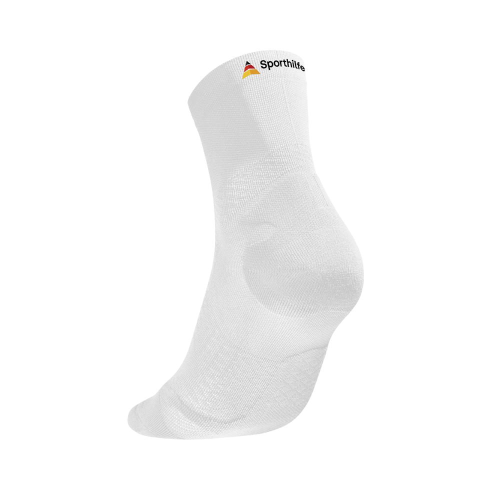 Abbildung von hinten einer weißen Run Ultralight Mid Cut Socke in der Sporthilfe-Sonderedition.