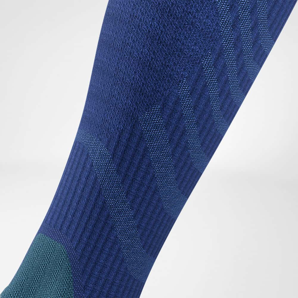 Detailansicht des Wadenbereiches der Merino-Wandersocken in dunkelblau