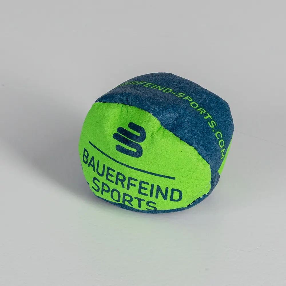 Studioaufnahme eines kleinen Bauerfeind Sports Balls, leuchtend grün und blau.