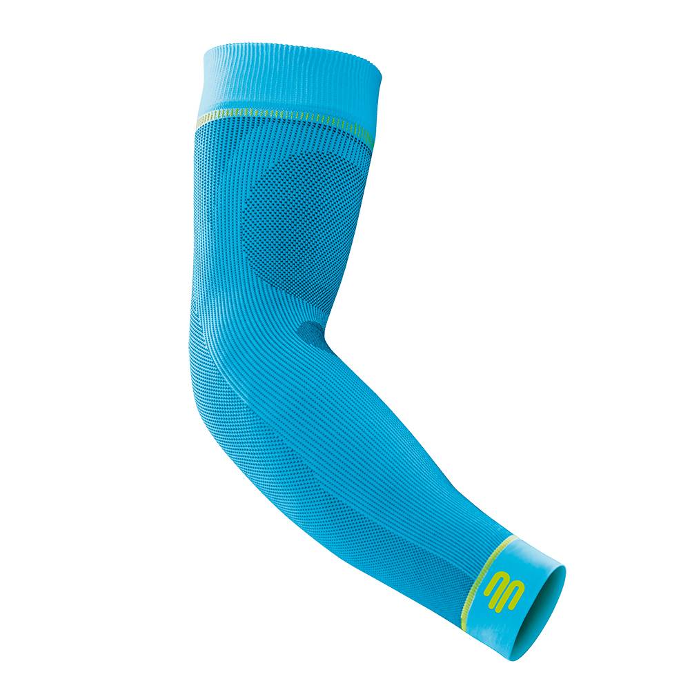 Bauerfeind Sports Compression Sleeves für den Arm in der Farbe Rivera. Diese Kompressionsmanschette bietet gezielten Halt und verbessert die Durchblutung für sportliche Aktivitäten.