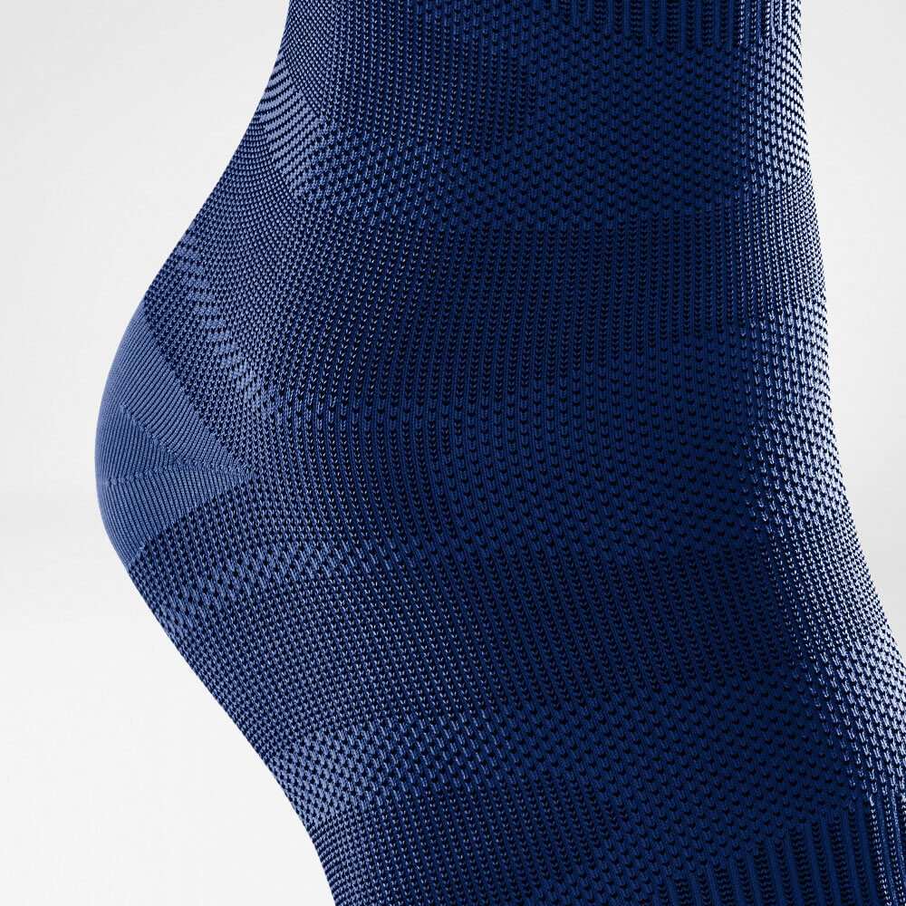 Detailansicht Gestrickverlaufe des navy-farbenen Sportsleeves für das Sprunggelenk