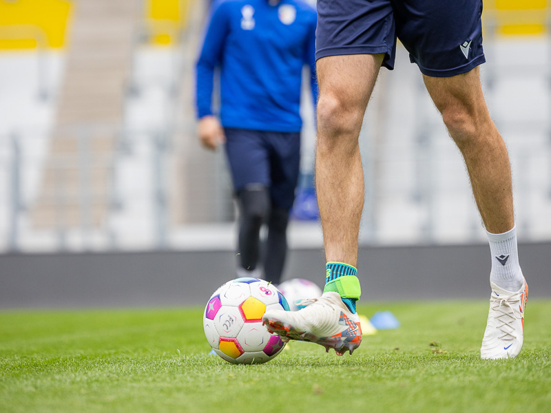 Spieler des FC Carl Zeiss Jena im Stadion beim dribbeln mit Fußbandage