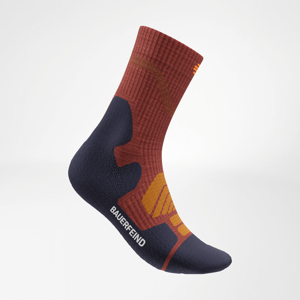 Gesamtansicht der Merino Outdoor Socks in einem dynamischen Granat-Farbton. Das ergonomische Design und die Merino-Wolltechnologie garantieren Komfort und Schutz bei allen Aktivitäten.